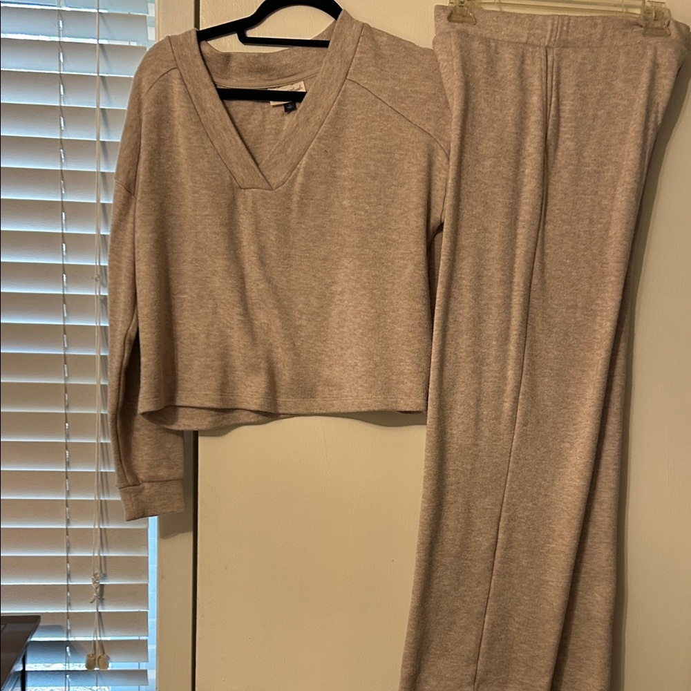 Universal Thread Beige Lounge Set